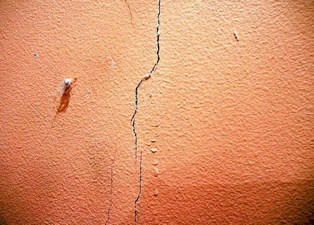 Опасные трещины. Трещина в стене. Трещины на штукатурке. Усадочные трещины в штукатурке. Трещины на окрашенных стенах.